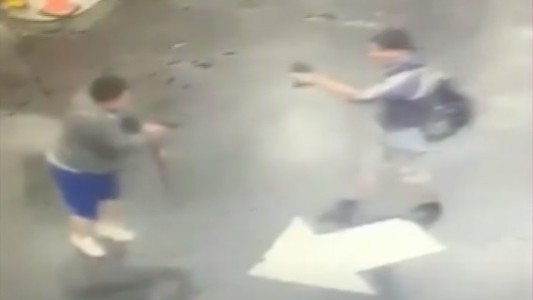 Policía detenido tras dispararle en el pie a un hombre que agredía con un cuchillo a una mujer