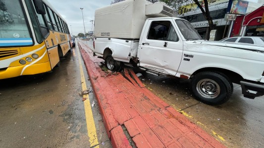 Chocó contra un colectivo con pasajeros cuando intentó adelantarse por carril selectivo