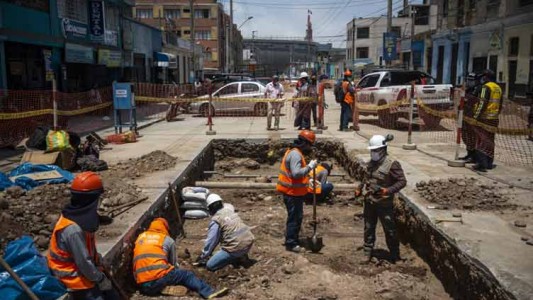 Hallan restos de un cementerio prehispánico bajo una calle de Lima
