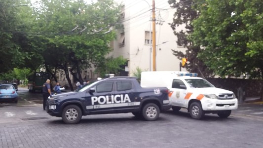 Un joven de 22 años corrió al colectivo para subirse, resbaló y murió atropellado