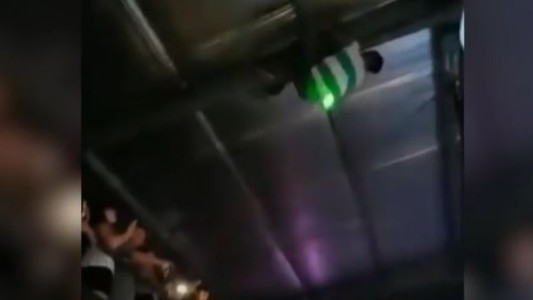 Video: "Hombre araña" en el techo de un boliche