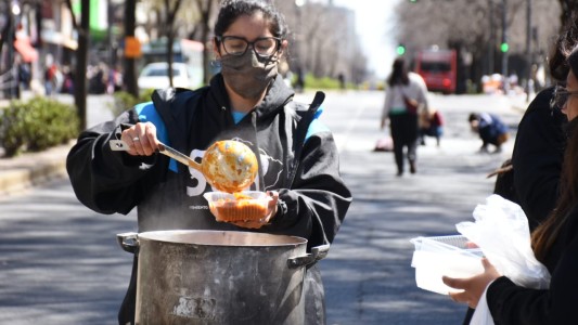 Estudiantes organizaron una "olla popular" al ver que sus vecinos no tenían alimentos
