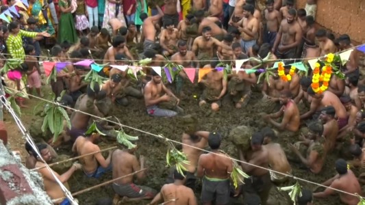 Niños y adultos participaron en la tradicional batalla de estiércol  de vaca