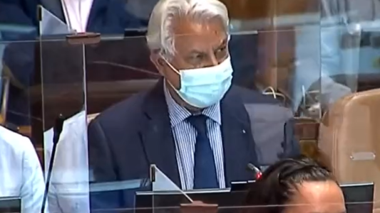 Un diputado chileno brindó un discurso de 14 horas para que otro termine su aislamiento y se sume al debate