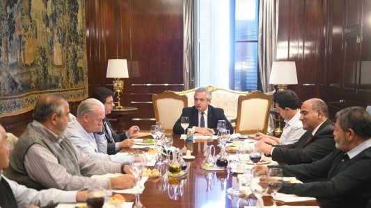 El Presidente está reunido en la Casa Rosada con la CGT y los movimientos sociales
