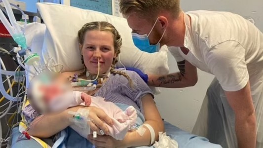 Estaba en coma por coronavirus, dio a luz y conoció a su hija recién un mes después