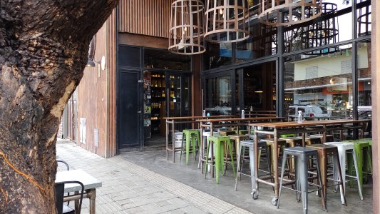 Por el temporal se inundó un reconocido bar en barrio Güemes