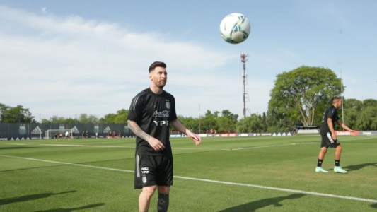 Lionel Messi realizó parte de la práctica a la par de sus compañeros y podría jugar unos minutos frente a Uruguay