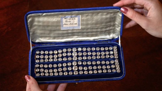 Dos brazaletes de la reina María Antonieta fueron vendidos en Suiza por más de 8 millones de dólares