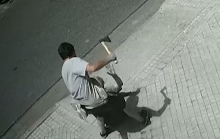 Video: Violento ataque con un hacha a un hombre en plena calle