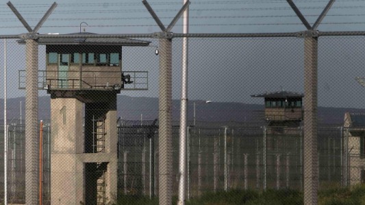 Presos tomaron como rehenes a dos guardias: tras nueve horas, los liberaron