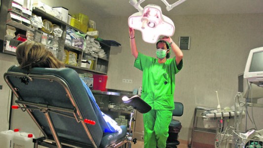 España restituyó los tratamientos de fertilidad gratuitos para solteras, lesbianas y transexuales