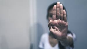 Intentó matar a su pareja cuando se enteró de que estaba embarazada: la apuñaló y la tiró a un basural