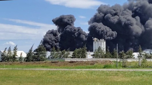 Video: impactante incendio de una planta de solventes en Rosario