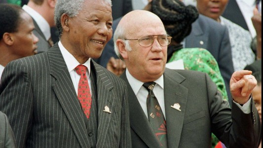 Murió Frederik de Klerk, último presidente del apartheid de Sudáfrica y Nobel de la Paz