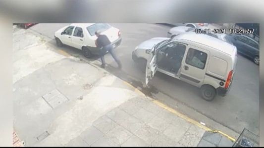 Video: Le empujaron el auto para dejarlo en infracción