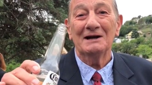 Video: El abuelo de 81 años que se animó al challenge de "Este es mi primer vaso..."