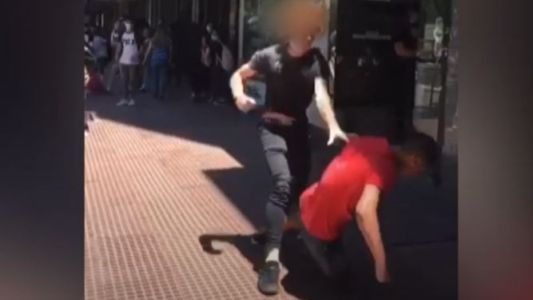 Así noquearon a un chico en una violenta pelea en la puerta de un colegio de Córdoba