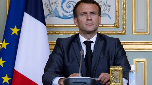 Macron cambia el azul característico de la bandera de Francia por uno más oscuro