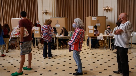Fue a votar a la UCA de Puerto Madero, quedó flechada con "un cincuentón" y ahora lo busca en redes