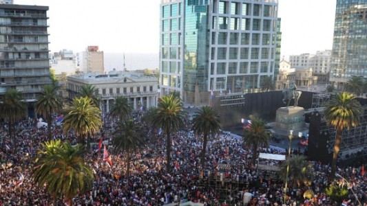 Política uruguaya: Colorados y frenteamplistas resolvieron con una moneda quién se quedaba con una plaza para un acto