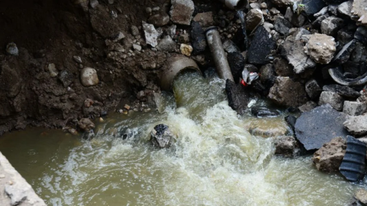 Desastre ambiental Villa Páez: un experto detectó contaminación en red agua potable