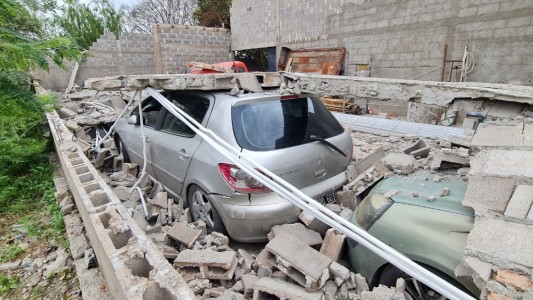 Por el viento una pared se desplomó aplastando a cuatro autos