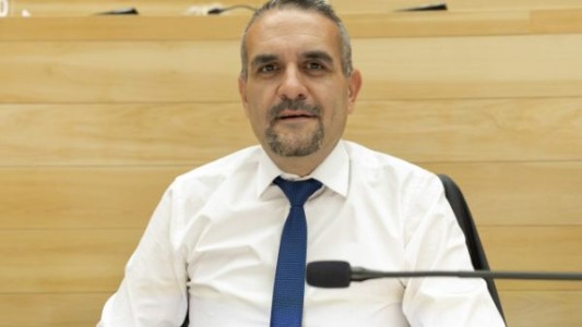 Sin vergüenza cívica: legislador impulsa homenaje al creador de “La pantera rosa”