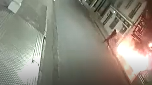 Ataque a la sede de Rosario Central: captan el momento exacto en que un guardia de seguridad escapa entre las llamas