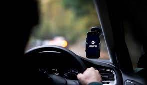 El pedido de auxilio de una chica que se arrojó de un auto en movimiento en la autopista: "El Uber me está secuestrando"