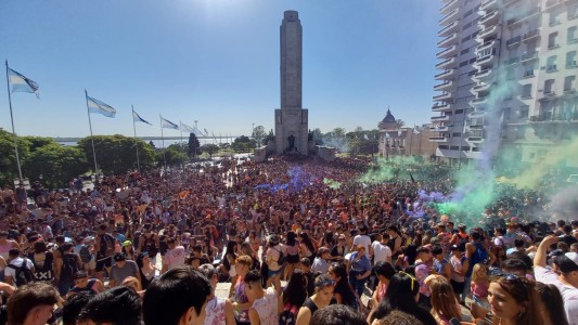 Como antes de la pandemia: festejo masivo de estudiantes en el Monumento Nacional a la Bandera
