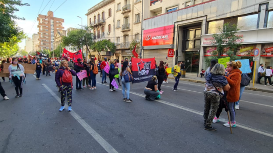 Organización social pide alimentos, temprano cortó tres puentes