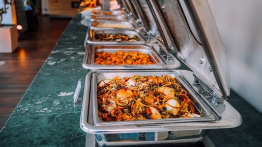 "Discriminación": denuncia que no lo dejaron entrar más a un tenedor libre porque come demasiado