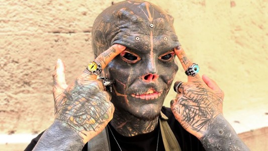 El joven que quiere convertirse en alien se cortó dos dedos de cada mano