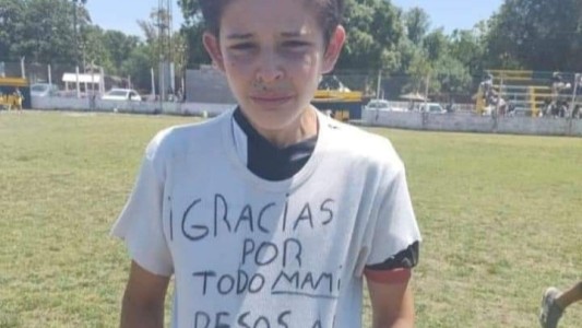 Emocionante: perdió a su mamá, le dedicó un gol y recibió el abrazo de los jugadores rivales
