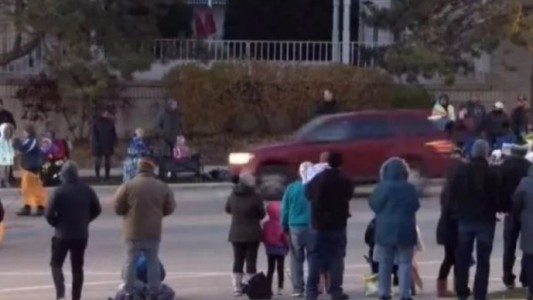 Estados Unidos: una camioneta arremetió contra un desfile navideño y mató al menos a 5 personas