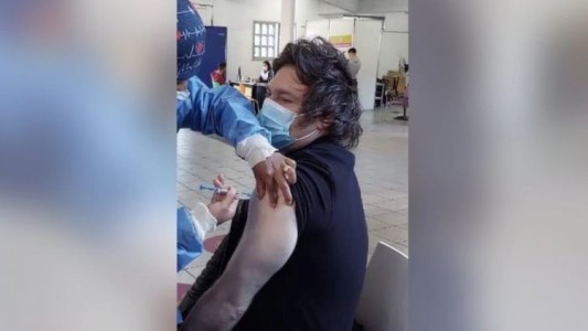 Javier Milei recibió la segunda dosis contra el coronavirus: "Soy re provacunas"