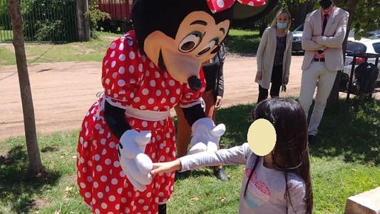 Minnie le comunicó a una nena que había sido adoptada