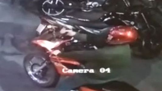 VIDEO: cuatro disparos en seis segundos. Así tiró a matar el delincuente que atacó una parrilla rosarina