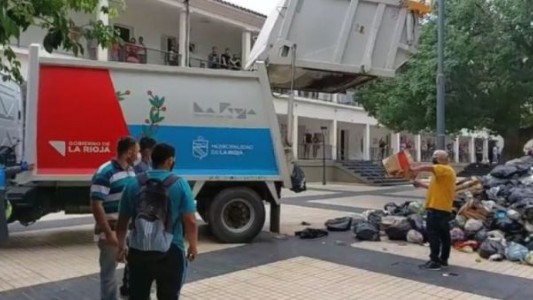 Protestaron frente a la municipalidad de La Rioja vaciando camiones de basura