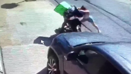 Una chica luchó cuerpo a cuerpo con el motochorro que le robó en Ramos Mejía: "Dame el celular o te pincho"