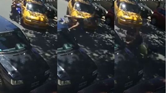 ESPECTACULAR VIDEO: motochorros vuelan por el aire al ser interceptados por un taxi cuando huían de un robo