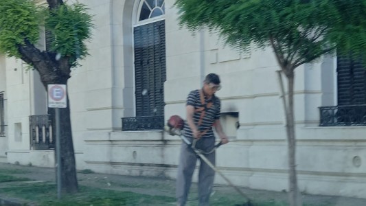 Como en su casa: la historia el intendente que salió a cortar el pasto del Municipio