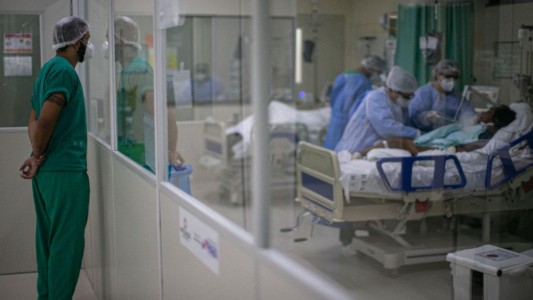 Ómicron: la médica que alertó sobre la nueva variante del coronavirus reveló cuáles son los síntomas más frecuentes