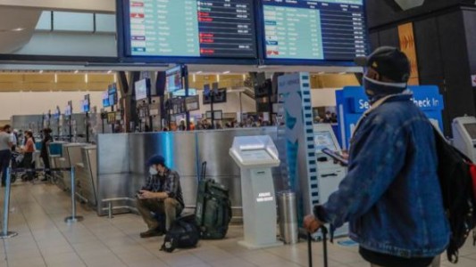 La OMS criticó las restricciones de viaje y pidió apoyo para África