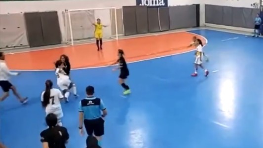 Otro escándalo en el Futsal femenino: espectadora le pegó a una jugadora en pleno partido