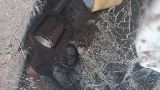 Un peligro: hallan un revólver oculto en una casilla de gas