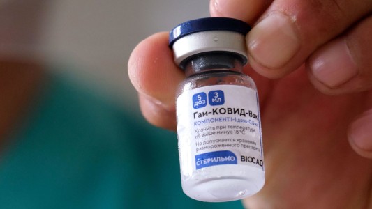 Coronavirus: Rusia ya está adaptando la vacuna Sputnik contra la variante ómicron