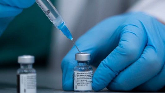 Pfizer comenzó a trabajar en una vacuna contra la variante Ómicron del coronavirus