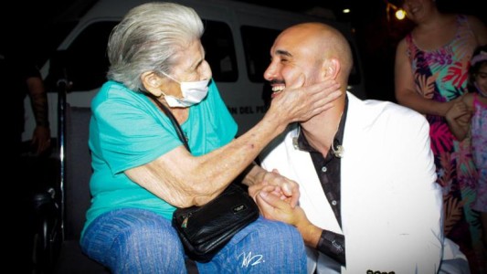 Tiene 89 años, es fan de Abel Pintos y fue a verlo con una lupa